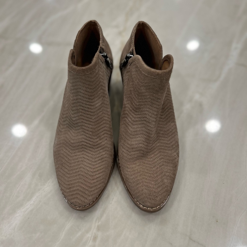 Tan Ankle Boots.. Lucky Brand, excellent like new condition